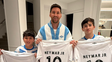 Del príncipe al genio: Messi posó con la camiseta de Neymar en Santos