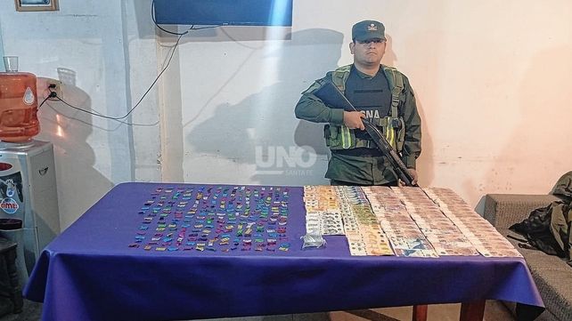 Detuvieron a un motociclista que transportaba casi 240 dosis de cocaína listas para la venta.