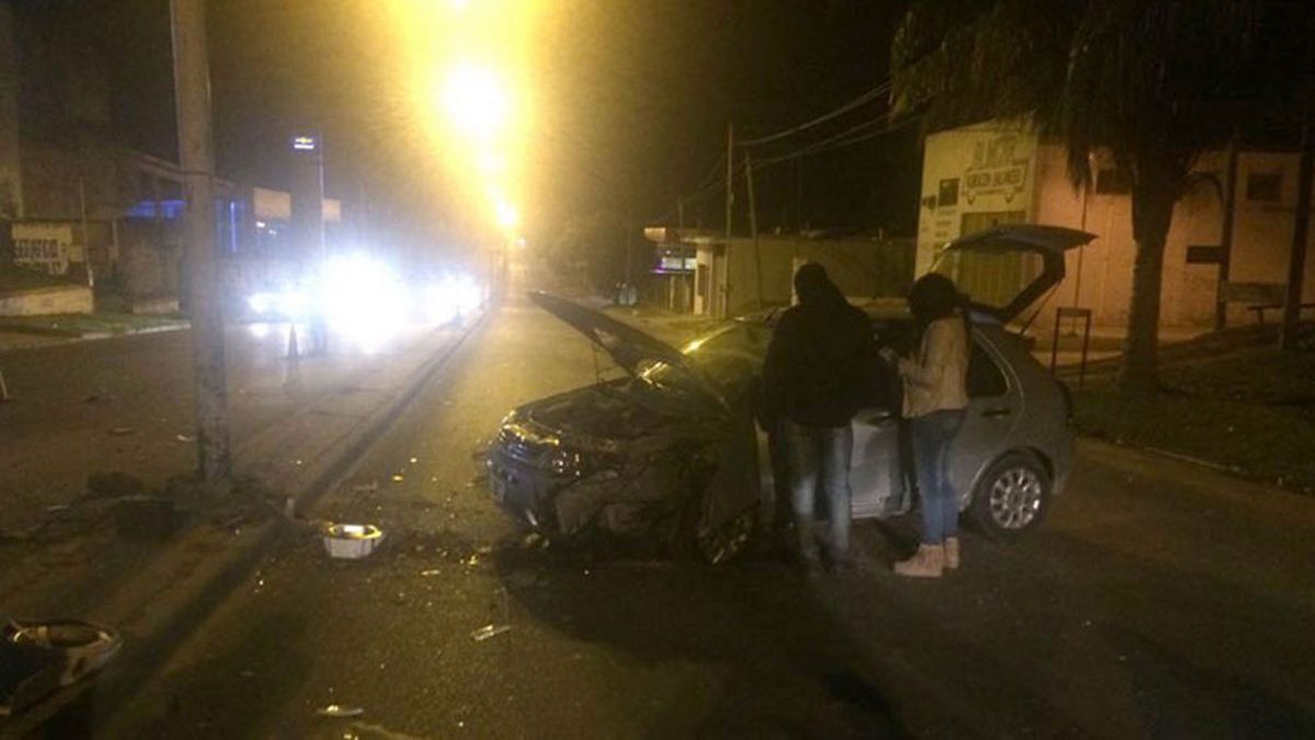 Una mujer perdió el control de su auto y chocó una columna