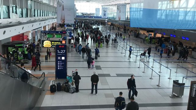Demoras y cancelaciones en vuelos en Aeroparque y Ezeiza por una medida de fuerza