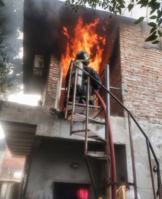 Un voraz incendio destruyó la planta alta de una casa en Riva al 3600. Actuaron Bomberos Zapadores y no hubo heridos