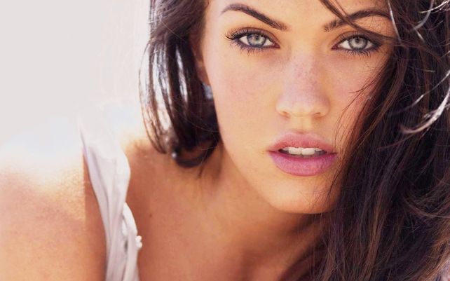 Megan Fox volvió al trabajo más madrasa que nunca