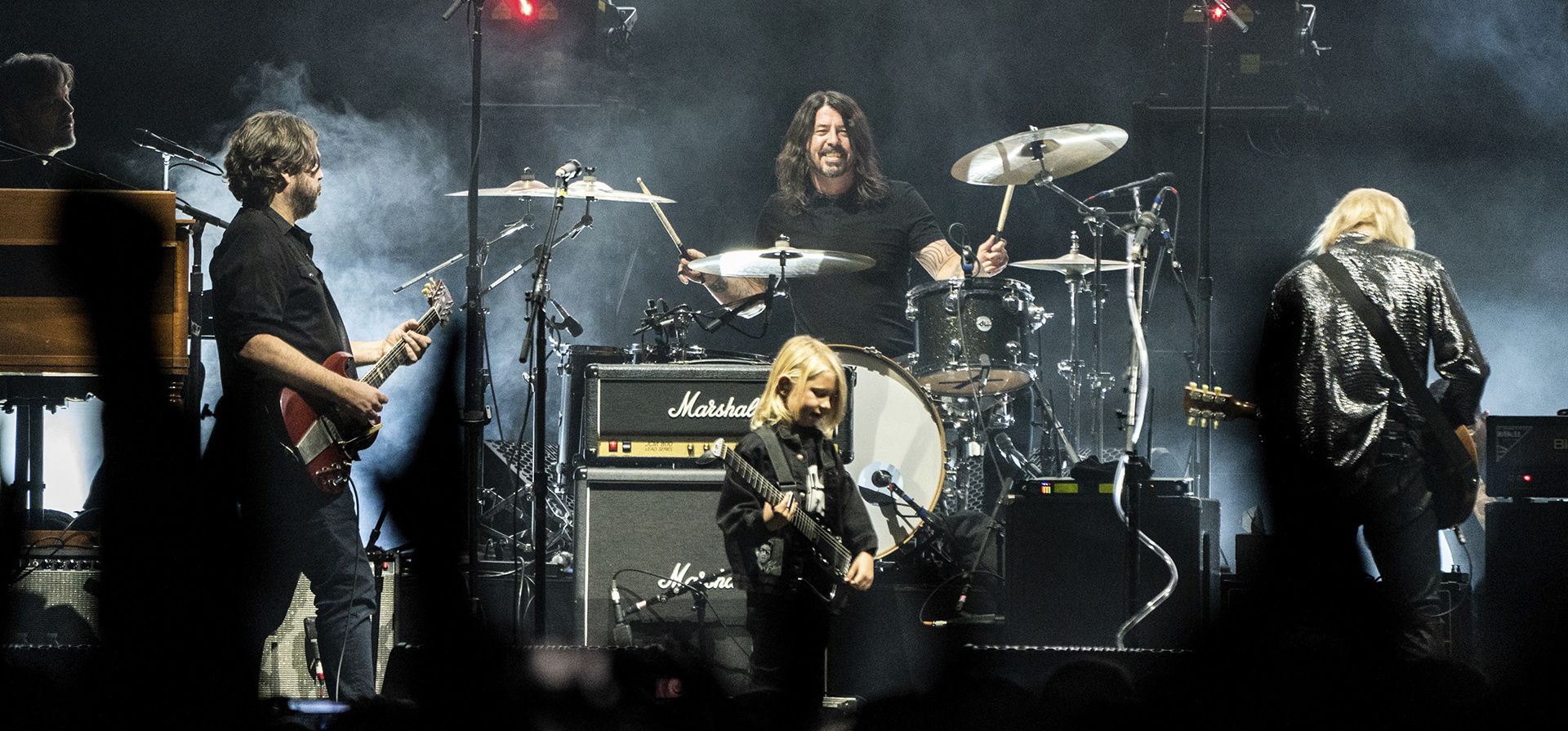 Tom Bukovac, izquierda, Dave Grohl y Joe Walsh se presentan en el sexto concierto anual de VetsAid en Nationwide Arena el domingo, 13 de noviembre de 2022, en Columbus, Ohio.