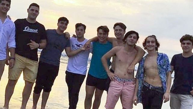 Playa. Los acusados en un d&iacute;a de disfrute. Ciro Pertossi (segundo desde la izquierda) y M&aacute;ximo Thomsen (en el centro)