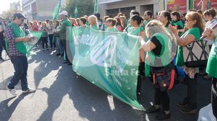 Con un abrazo simbólico a la Casa de la Joven, respaldan a los detenidos por un caso de trata