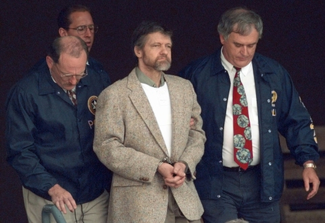Unabomber se retira de una de las audiencias judiciales en 1996. Sería condenado a cadena perpetua en 1998.