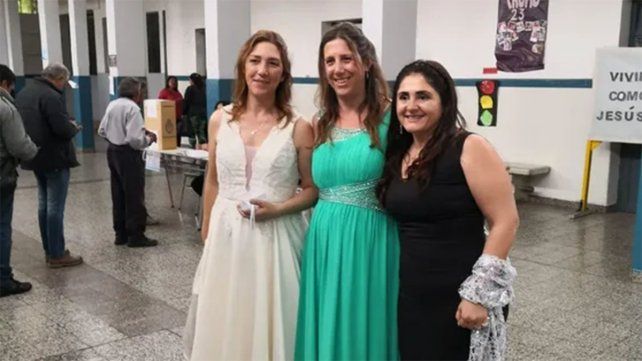 En Mendoza una mujer fue a votar después de su fiesta de casamiento. Viviana Rosa Olivari llegó temprano a la escuela San Vicente de Paul para votar