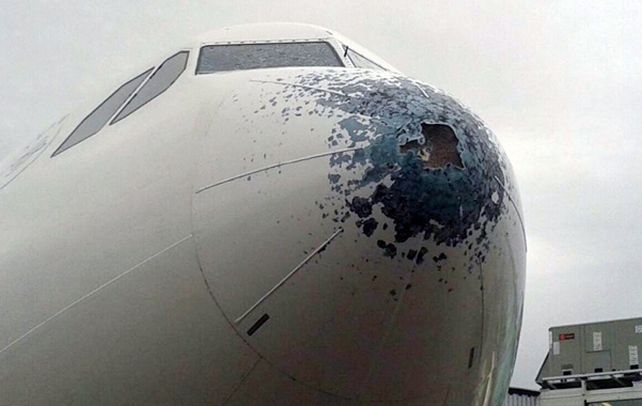 Un avión sufrió una fuerte granizada a 7.600 metros.