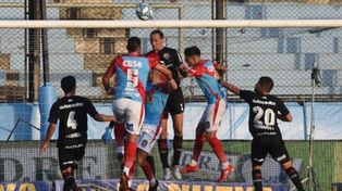 En las alturas. Cristian Lema ganó de arriba en las dos áreas ante Arsenal.