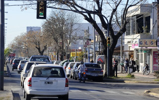 A cielo abierto. El espacio de negocios de la avenida Eva Perón (ex Córdoba) tiene 114 locales de todos los rubros.