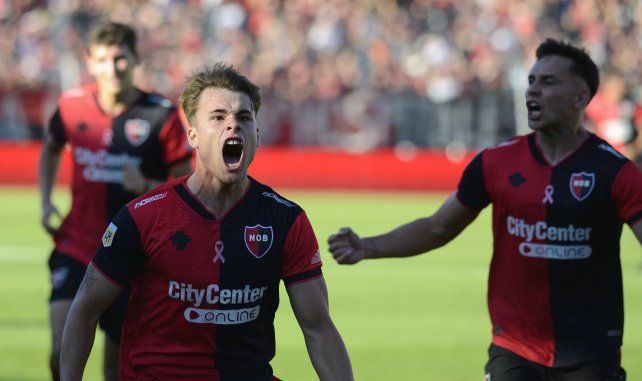 La revelación de Newells en 2024. Mateo Silvetti grita con alma y vida el gol que le anotó a Sarmiento en el empate 1 a 1 en el Coloso del Parque.