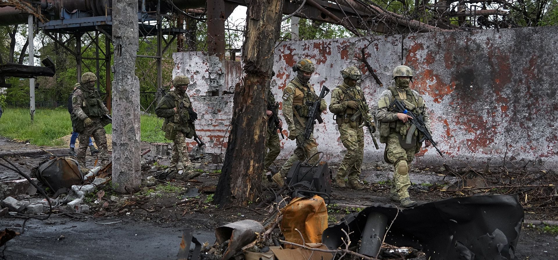 Tropas rusas caminan en una parte destruida de la planta metalúrgica Illich Iron & Steel Works en Mariupol, en territorio bajo el gobierno de la República Popular de Donetsk, en el este de Ucrania. 