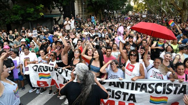 El colectivo LTGBIQANB+ marchó por las calles de Rosario para repudiar la ideología que promueve el gobierno de Milei.