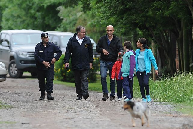 Inspección. Dos integrantes de la Policía (a la izquierda) junto al padre y la madre del niño que tiró.