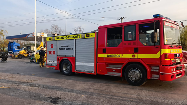 Bomberos actuando en la zona donde se produjo el derrame de ácido clorhídrico, muy cerca de una estación de servicio.
