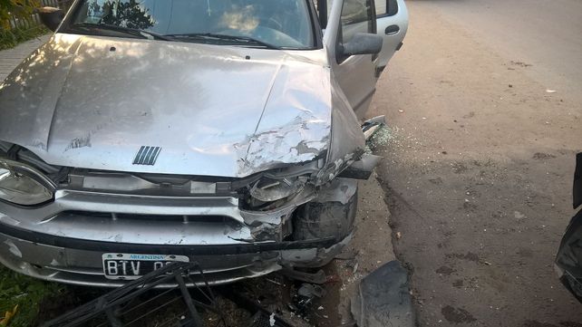 Se descompensó al volante y chocó varios autos
