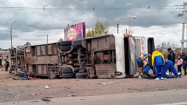 Una mujer perdió la vida y hay varios heridos al volcar un micro con hinchas de Boca rumbo a Mendoza.
