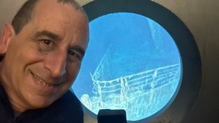 Reiss a 3.800 metros de profundidad con los restos del Titanic detrás del ojo de buey.