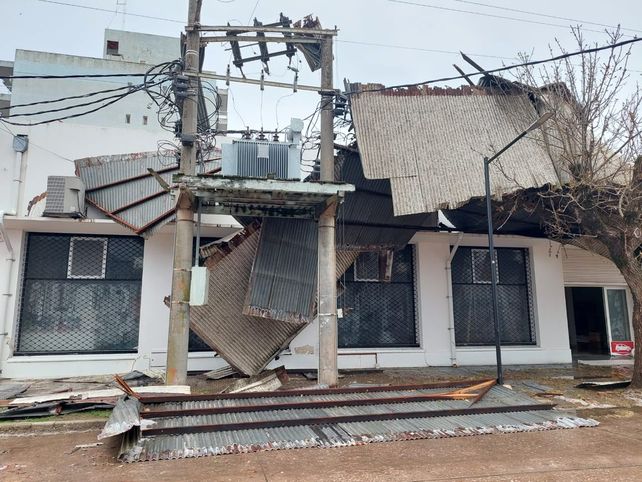 Despliegan operativo de Defensa Civil en Las Rosas y San Genaro tras el fuerte temporal