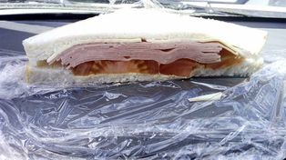 Indignación por la artimaña de un restaurante para hacer ver sus sándwiches mucho más llenos