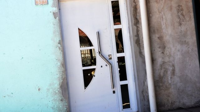 Perforada. La puerta de la casa de Pablo Ghietti fue atravesada el martes por dos balas de alto calibre.