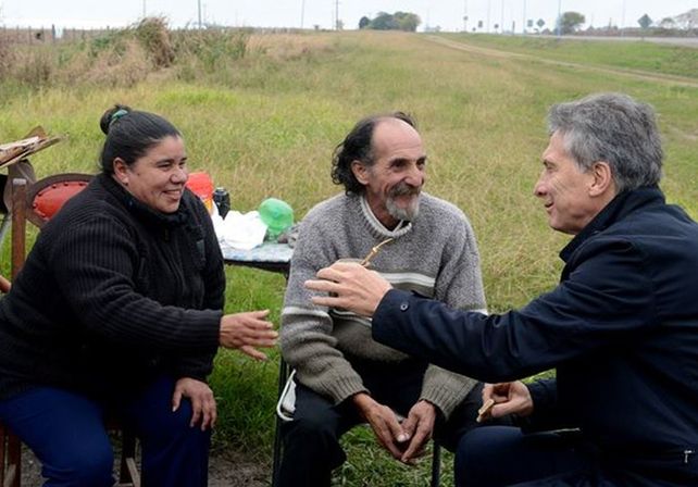 Agredieron al vendedor de tortas asadas que fue visitado por Macri
