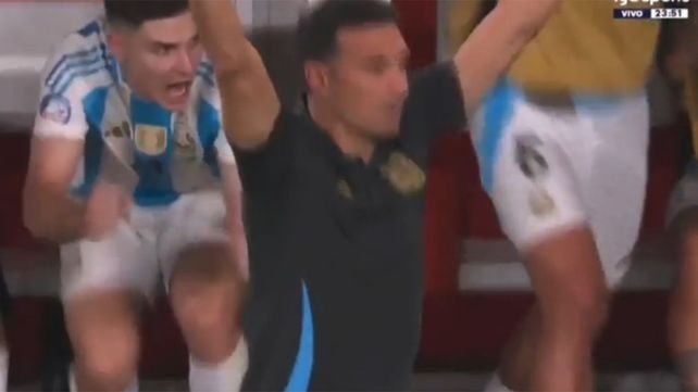 Julián Álvarez saltó eufórico desde el banco de suplentes para festejar el gol de Lautaro Martínez y la victoria de Argentina.