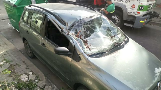 La tormenta de viento también dejó innumerables daños en la ciudad