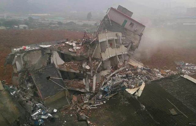 Una toma abierta muestra la destrucción dejada por un deslizamiento de tierra registrado en la ciudad de Shenzhen