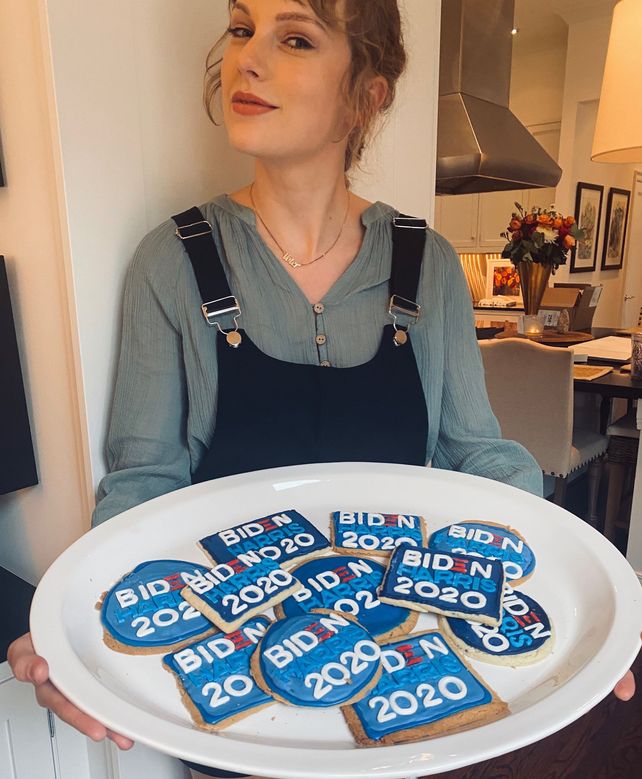 Taylor se posicionarse a favor del partido demócrata de una manera simpática: hizo galletitas temáticas del candidato Joe Biden y lo compartió en sus redes sociales.