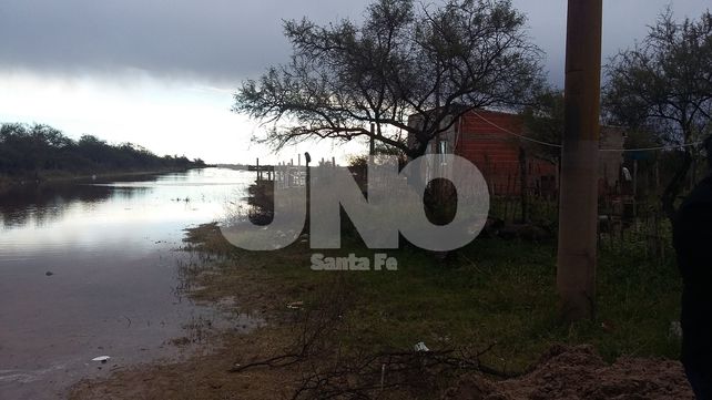 VIDEO: vecinos de Rincón Norte y Arroyo Leyes ven con angustia cómo el río avanza