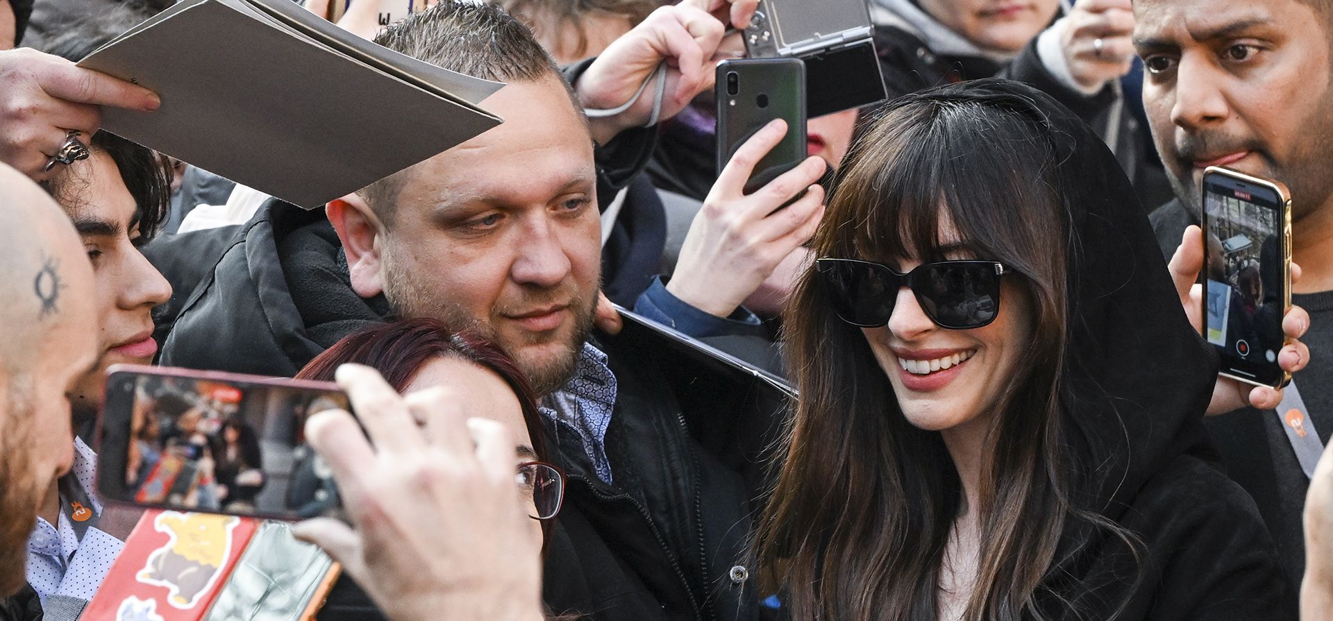 La actriz Anne Hathaway llega a una conferencia de prensa sobre la película