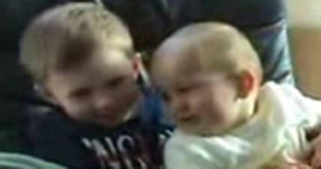 M&aacute;s de 66 millones de internautas vieron el tierno video de dos hermanitos brit&aacute;nicos