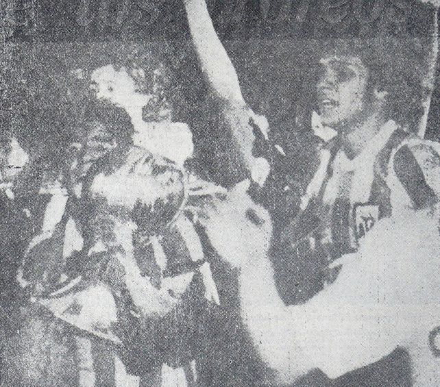 Diario La Capital. A Maradona apenas se lo ve, detrás de la copa y dando la vuelta olímpica con la camiseta celeste y blanca en Japón.
