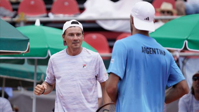 Guillermo Coria va al encuentro de Francisco Cerúndolo. El capitán de la Copa Davis sabía que sería difícil la serie de la Copa Davis pero se tiene fe.