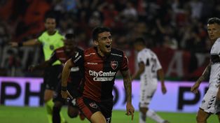 Gol de Garro a Platense la última vez que jugaron en el Coloso, en 2022. Dóvalo fue el juez de ese encuentro.