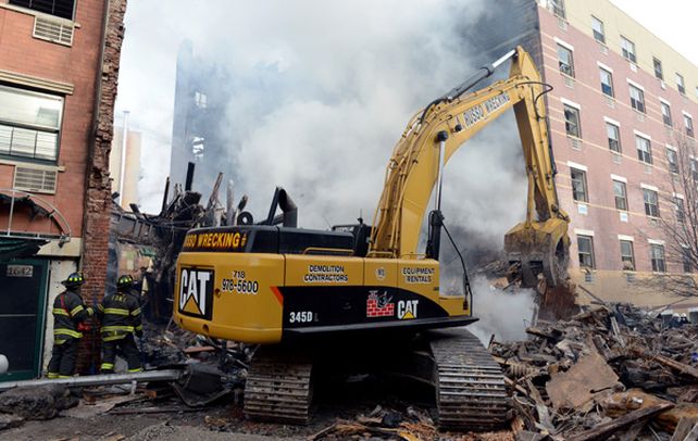 Pavoroso. Los rescatistas aún tratan de llegar al sótano del edificio colapsado.