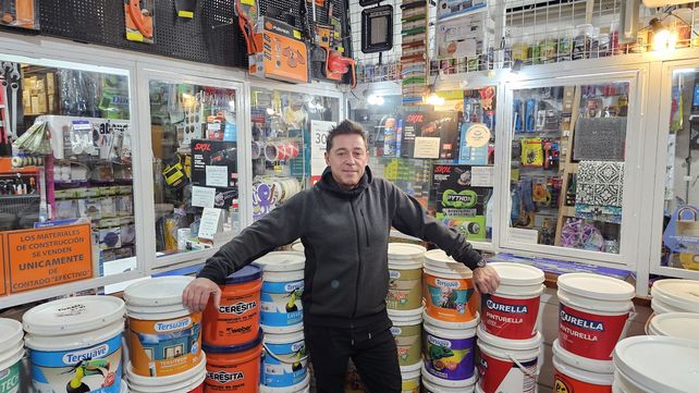 Fernando en su ferretería de calle Entre Ríos donde busca poder resolver los problemas que llevan sus clientes al mostrador.