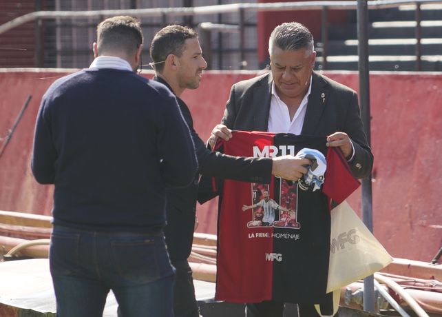 Tapia se llevó una de las camisetas que se usarán en el homenaje.&nbsp;