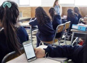 CABA prohíbe a alumnos de primaria y secundaria usar los celulares en clases