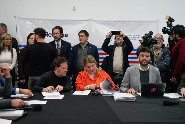 Autoridades de la comisión de Régimen Municipal. Daniel Machado (secretario), Katia Passarino (presidenta) y Juan Monteverde (vice).