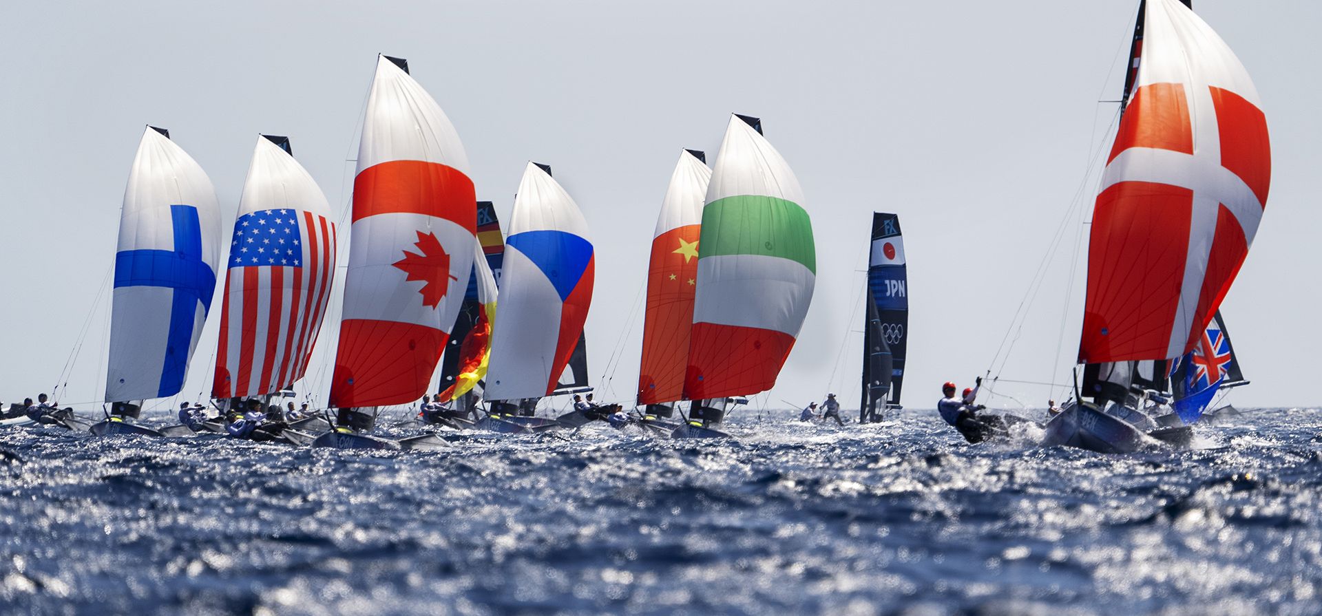 Regatistas de todo el mundo compiten con velas spinnaker con las banderas de sus respectivos países durante una carrera de skiff femenino, el miércoles 31 de julio de 2024, en los Juegos Olímpicos de Verano de 2024 en Marsella, Francia. (Foto AP/Jacquelyn Martin) Regatistas de todo el mundo compiten con velas spinnaker con las banderas de sus respectivos países durante una carrera de skiff femenino, el miércoles 31 de julio de 2024, en los Juegos Olímpicos de Verano de 2024 en Marsella, Francia. (Foto AP/Jacquelyn Martin)