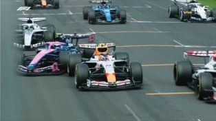 Franco Colapinto esquiva a Liam Lawson como puede en la largada de Australia. Sería luego sancionado por la FIA.