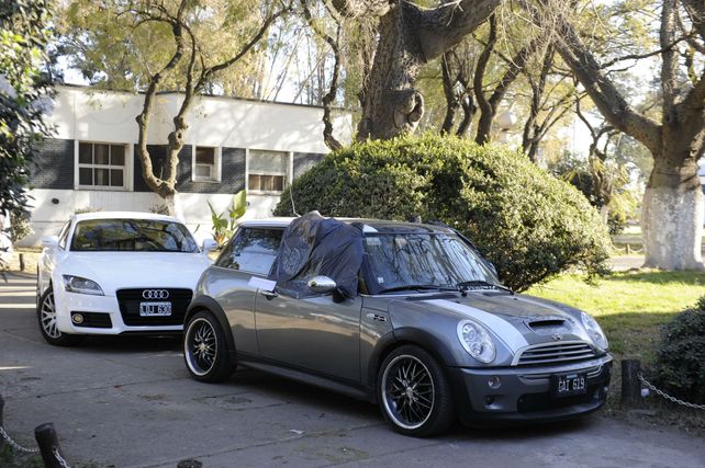 A remate. Un Audi y un Mini Cooper que fueron secuestrados a una banda ligada al narcotráfico.