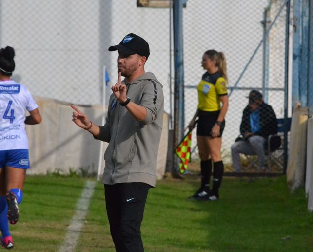 Felipe Zubeldía. El entrenador de Argentino que sueña con subir a primera.