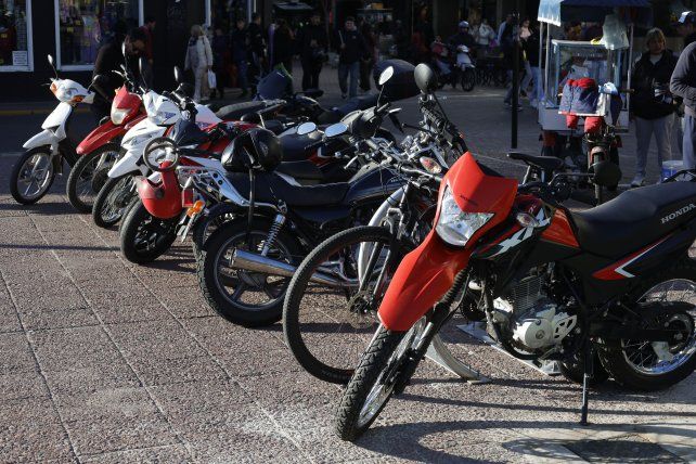 Las motos de baja cilindrada aparecen como una solución económica para los trabajadores.