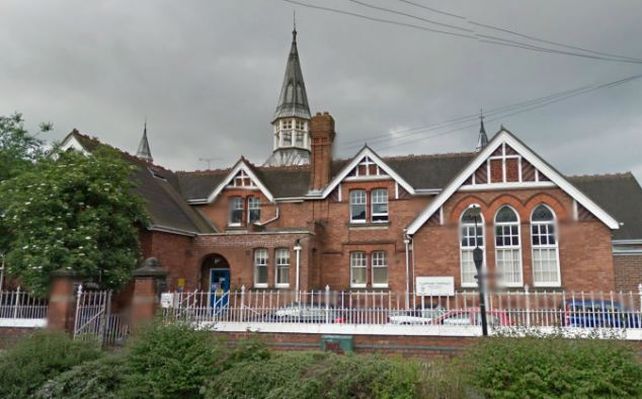 Acusan a dos nenes de diez años de intentar envenenar a su maestra en la escuela