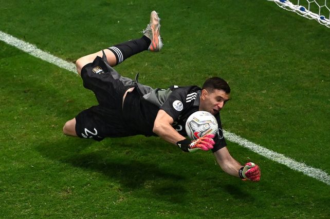 Emiliano Martínez nominado entre los mejores arqueros del mundo por la revista France Football.