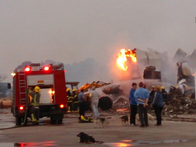 El incendio se desató esta madrugada en Capitán Bermúdez. (Foto: C. Mutti))