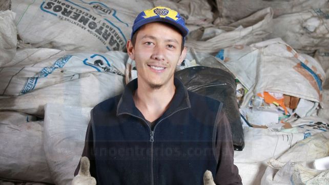 Recicladores ganan el pan y el respeto caminando la ciudad